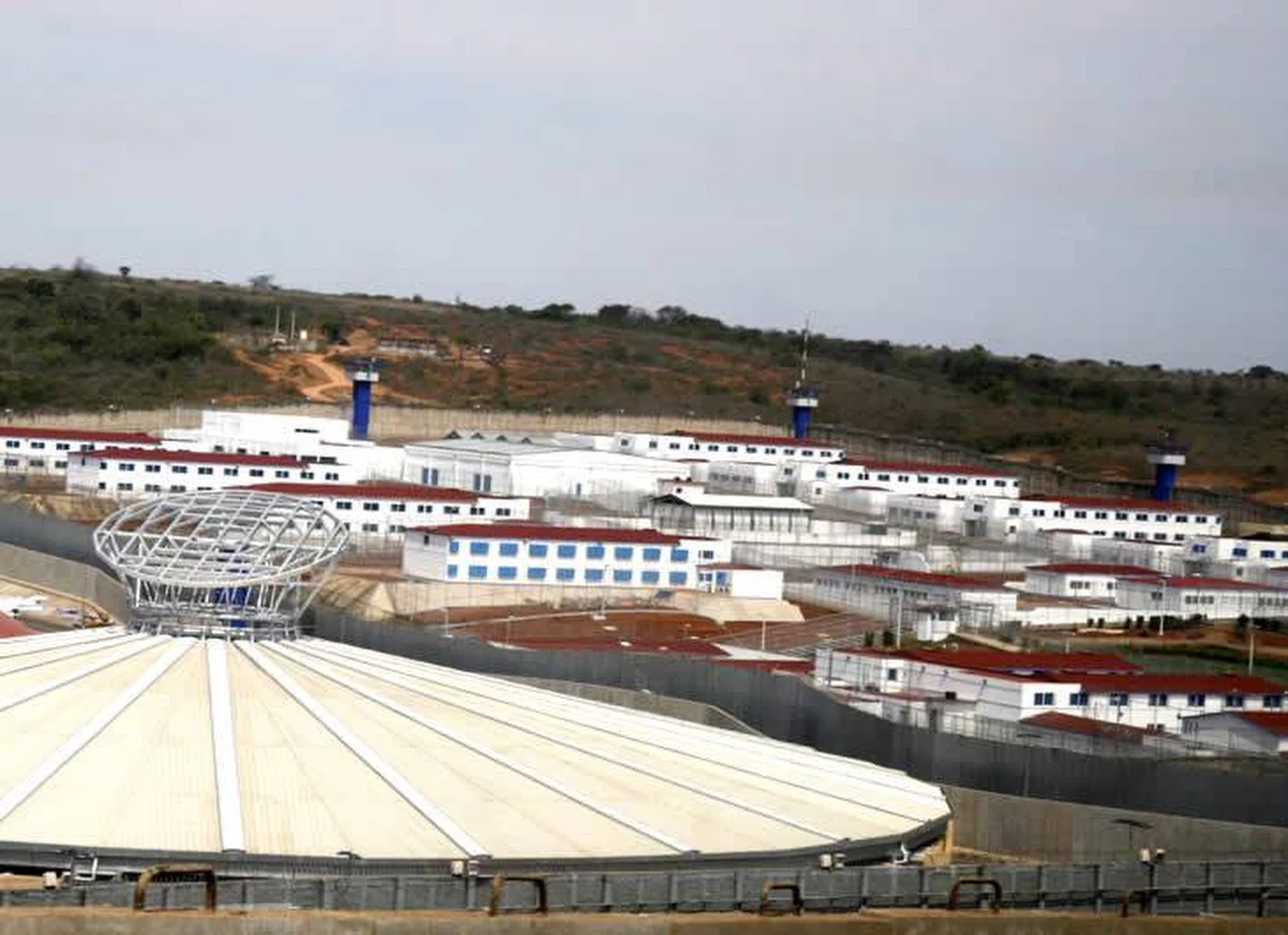 Mija czwarty miesiąc od kiedy polski kapitan Andrzej Lasota trafił do aresztu. Dowodzony przez niego statek UBC Savannah, pływający pod cypryjską banderą, w połowie lipca transportował tzw. koks metalurgiczny między portem Branquilla w Kolumbii a Altamirą w Meksyku. Podczas rozładunku kruszywa załoga zauważyła podejrzane pakunki i natychmiast zawiadomiła o nich policję. W workach ujawniono ponad 200 kg kokainy. Śledczy przyjęli, że to marynarze stoją za kontrabandą. 19 Filipińczyków i 3 Polaków, w tym kapitan statku – zostali aresztowani. 