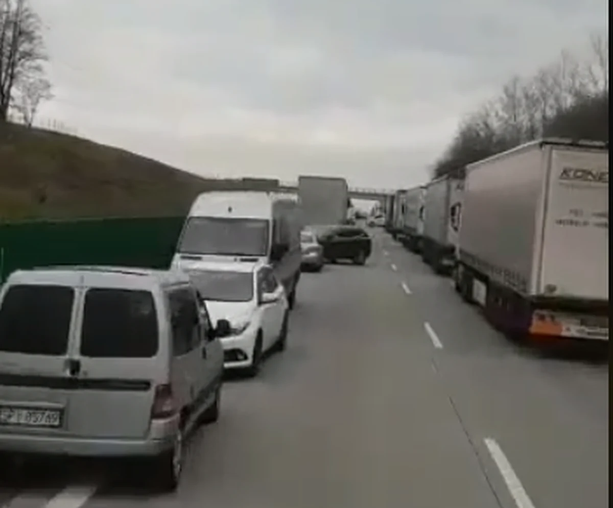 Kilkudziesięciu kierowców w sobotę jechało pod prąd na autostradzie A4 pod Legnicą wykorzystując do tego korytarz życia. Do sieci trafił film nagrany przez strażaków. Kończy się on w momencie, gdy wóz strażacki zostaje zablokowany przez jednego z kierowców. 