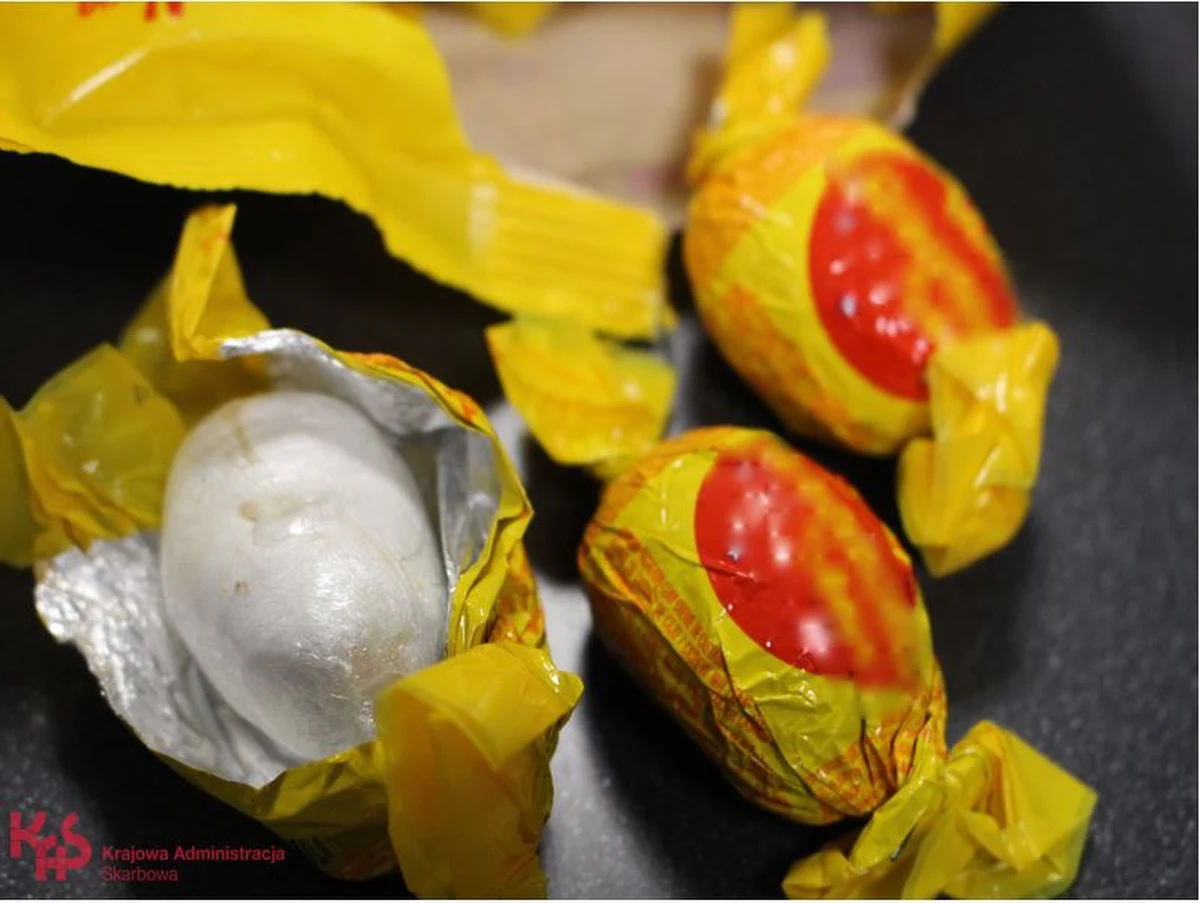 Kokainę wartą pół miliona złotych ujawnili mazowieccy funkcjonariusze Służby Celno-Skarbowej w bagażu obywatelki Brazylii podróżującej do Polski. Narkotyki były ukryte w cukierkach. 