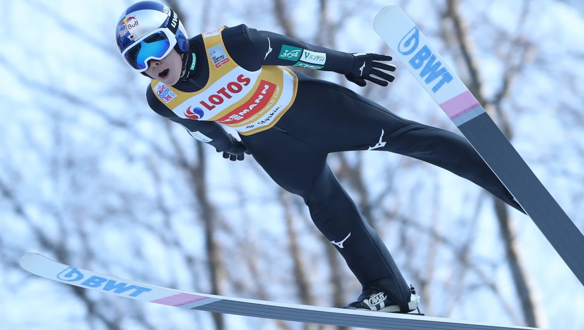 Norwescy specjaliści od skoków narciarskich twierdzą, że odkryli tajemnicę długich lotów Japończyka Ryoyu Kobayashiego, który w ubiegłym sezonie aż 13 razy wygrywał indywidualnie konkursy Pucharu Świata i w dominujący sposób zwyciężył w punktacji generalnej.