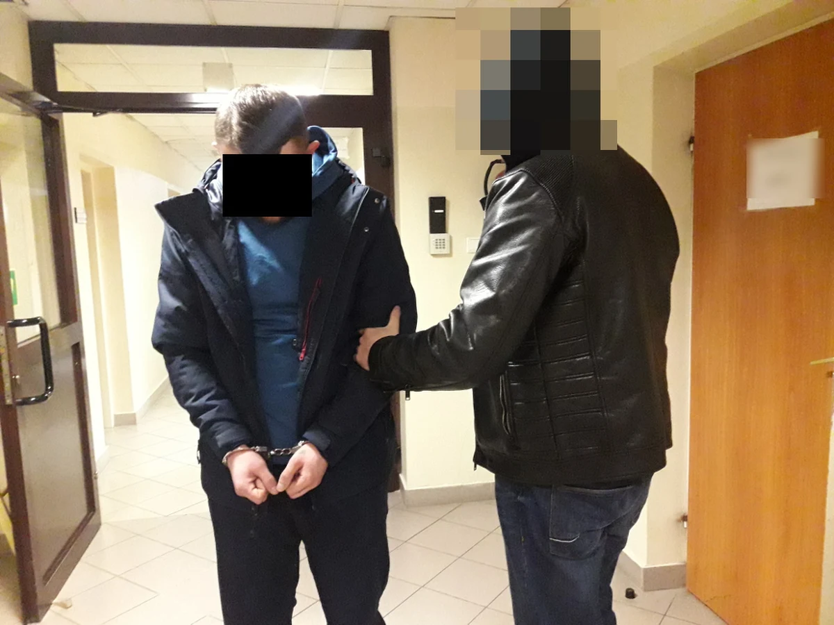 Policjanci zabezpieczyli ponad kilogram amfetaminy, prawie 1000 tabletek ecstasy oraz pół kilograma marihuany. Aresztowany został 26-letni mężczyzna.