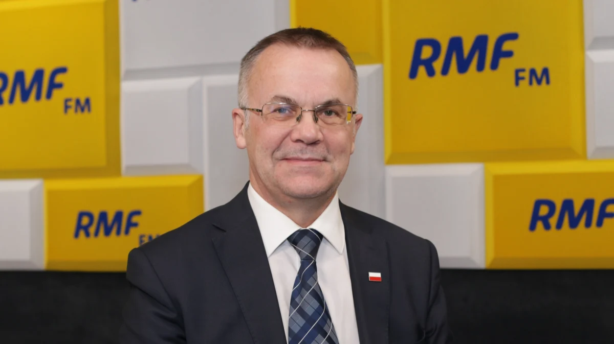 „Doszło do spotkania wicepremiera Glińskiego z wiceprezydentem Olszewskim. W skutek tego spotkania doszło do podjęcia uchwały przez radę miasta Warszawy o tym, że w lipcu, że takie upamiętnienie powstanie zaplanowane jako pomnik w kształcie łuku triumfalnego” – mówił o krokach podjętych przez ministerstwo kultury w sprawie budowy pomnika Bitwy Warszawskiej w Porannej rozmowie w RMF FM Jarosław Sellin. Przyznał, że łuk triumfalny miałby stanąć na placu Na Rozdrożu. „To jest dobra lokalizacja moim zdaniem” – stwierdził wiceminister kultury.