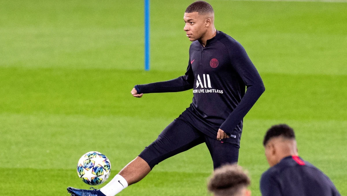 Real Madryt stoi przed szansą zapewnienia sobie awansu do fazy pucharowej Ligi Mistrzów. „Królewscy” podejmą dziś u siebie arcytrudnego przeciwnika - Paris Saint-Germain. Paryżanie idą przez fazę grupową jak burza i mają już zapewniony awans. Teraz Real musi zrewanżować się za wrześniową porażkę, jeśli chce już dziś przypieczętować awans do kolejnej fazy rozgrywek.