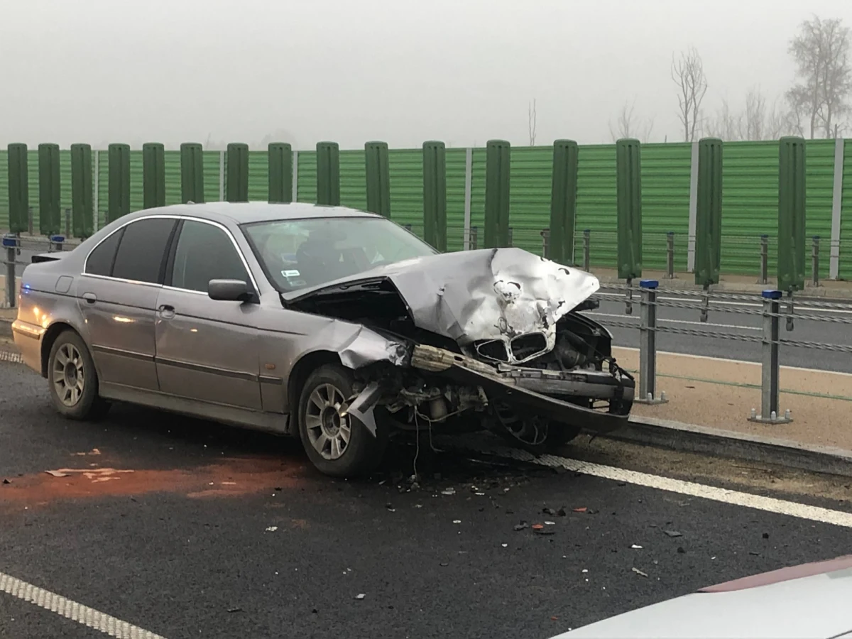 
Ogromne utrudnienia czekają na kierowców jadących obwodnicą Olsztyna w kierunku Ostródy. Samochód osobowy uderzył w bariery a następnie zderzył się z kolejnymi 5 osobówkami.