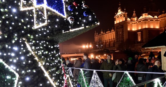 Świąteczna atmosfera zapanuje już w ten piątek na Rynku Głównym w Krakowie. Stanie tam bożonarodzeniowy jarmark. Rynek zostanie udekorowany girlandami i pachnącymi choinkami oraz ciepłym, białym światłem. 