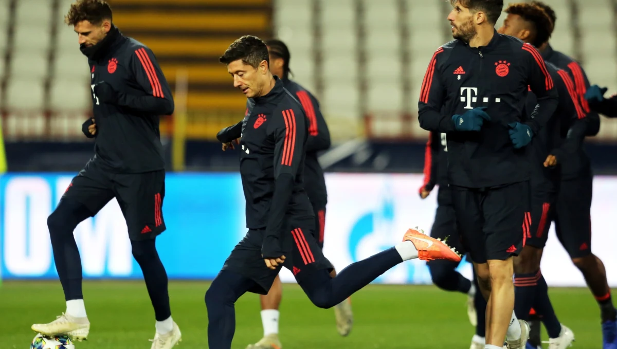 Robert Lewandowski powalczy o kolejne bramki w Lidze Mistrzów! Polski snajper zrobił sobie ostatnio odpoczynek od strzelania goli w Bayernie. Chodzi o ostatni mecz z Fortuną Dusseldorf, który przerwał serię 11 meczów w Bundeslidze z bramkami Polaka. Teraz Bawarczycy wybrali się w podróż do Belgradu, by zagrać z Crveną Zvezdą. To doskonała okazja do poprawienia statystyk.