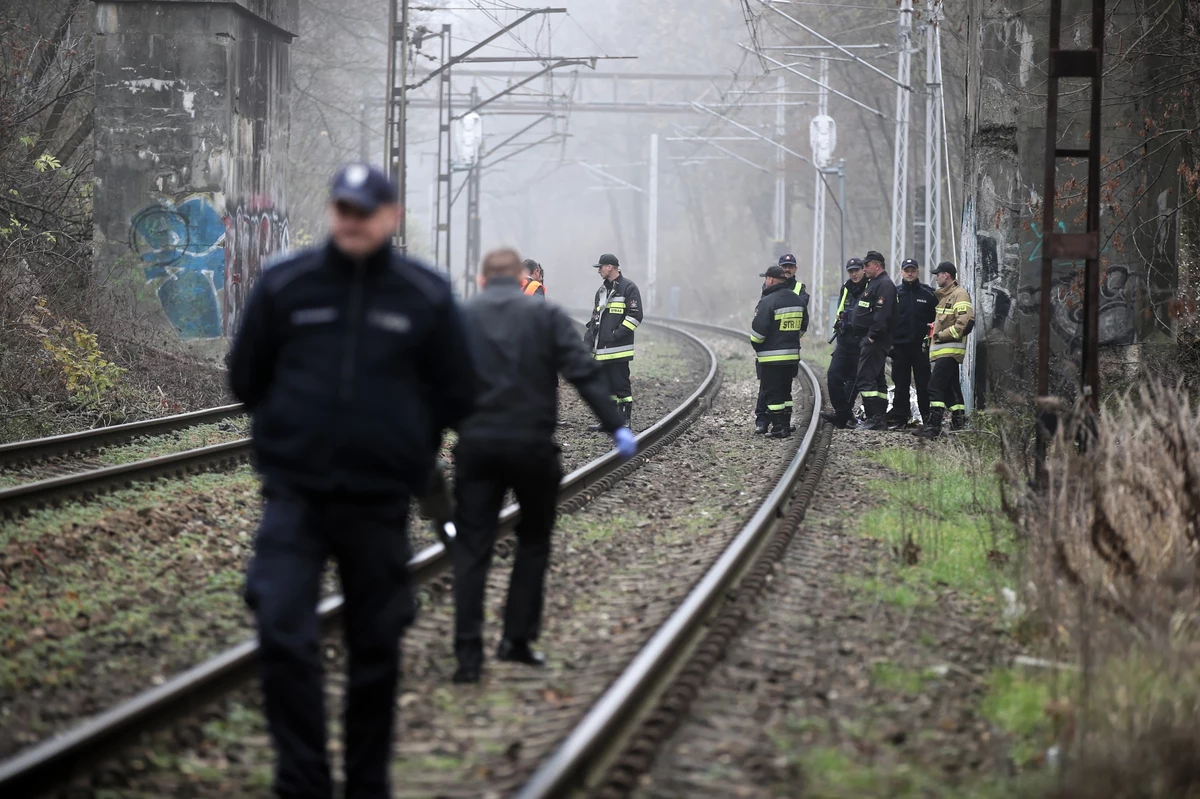 Śmiertelne potrącenie mężczyzny na torach kolejowych przy ul. Prądnickiej w Krakowie. Na miejscu pracuje policja pod nadzorem prokuratora. W miejscu zdarzenia wstrzymano ruch kolejowy, a pojedyncze pociągi mogą mieć opóźnienia.