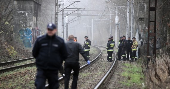 Śmiertelne potrącenie mężczyzny na torach kolejowych przy ul. Prądnickiej w Krakowie. Na miejscu pracuje policja pod nadzorem prokuratora. W miejscu zdarzenia wstrzymano ruch kolejowy, a pojedyncze pociągi mogą mieć opóźnienia.