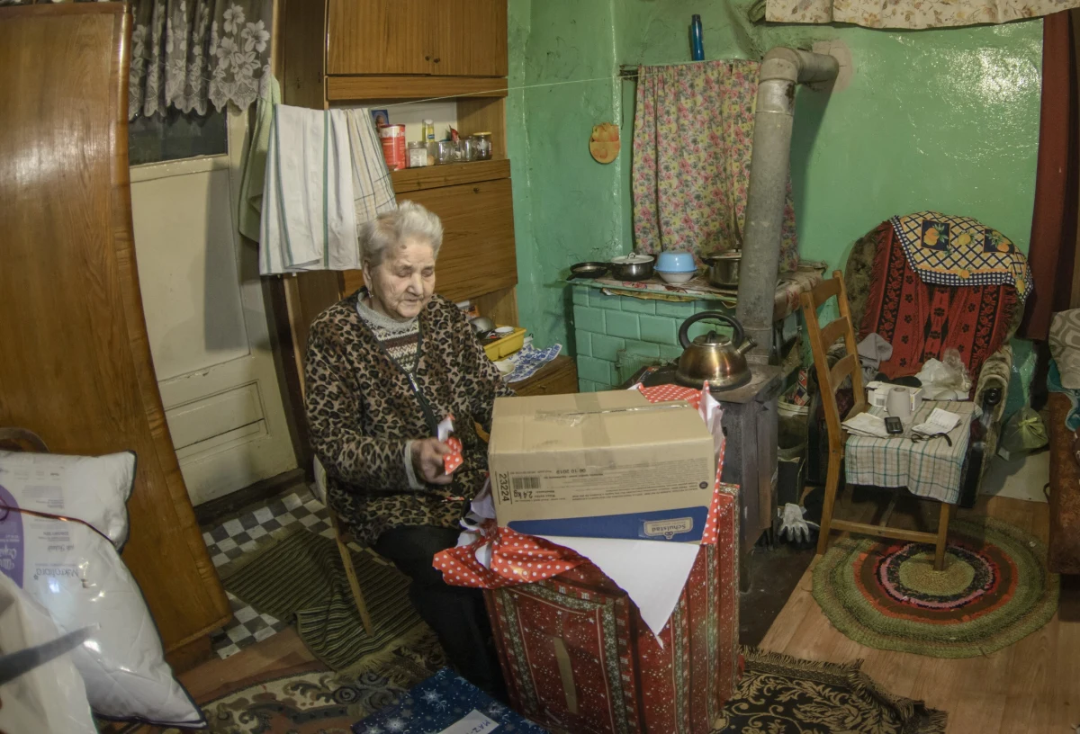 Ekstremalna bieda to nie metafora. W porównaniu z ubiegłym rokiem liczba osób żyjących w skrajnym ubóstwie wzrosła o 400 tys. Dziś ponad 2 mln Polaków balansuje na granicy fizycznego przetrwania. "Dwa miliony to wciąż za dużo, by nie dostrzegać problemu" - piszą twórcy najnowszego Raportu o Biedzie przygotowanego przez Szlachetną Paczkę.