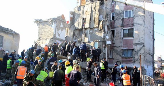 Trzęsienie ziemi, jakie we wtorek nad ranem nawiedziło Albanię, było najsilniejsze od dziesięcioleci. Wstrząsy o magnitudzie 6,4 były odczuwalne wzdłuż całego albańskiego wybrzeża i spowodowały olbrzymie straty materialne. Zginęło co najmniej 21 osób, a około 600 zostało rannych. Największe zniszczenia są w mieście Durres. Na miejscu cały czas pracują służby i ratownicy, którzy przeszukują zawalone budynki, wyciągają rannych spod gruzów i pomagają mieszkańcom w ewakuacji.