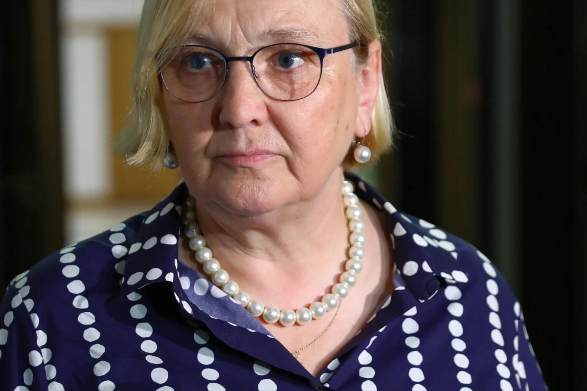 Prokuratura pokazał swoją kompletnie polityczną twarz; nie zostawię tego bez ciągu dalszego - zapewniła europosłanka PO Róża Thun. W ten sposób skomentowała umorzenie przez prokuraturę śledztwa ws. wieszania zdjęć europosłów na szubienicach. Thun zapowiedziała złożenie zażalenia.