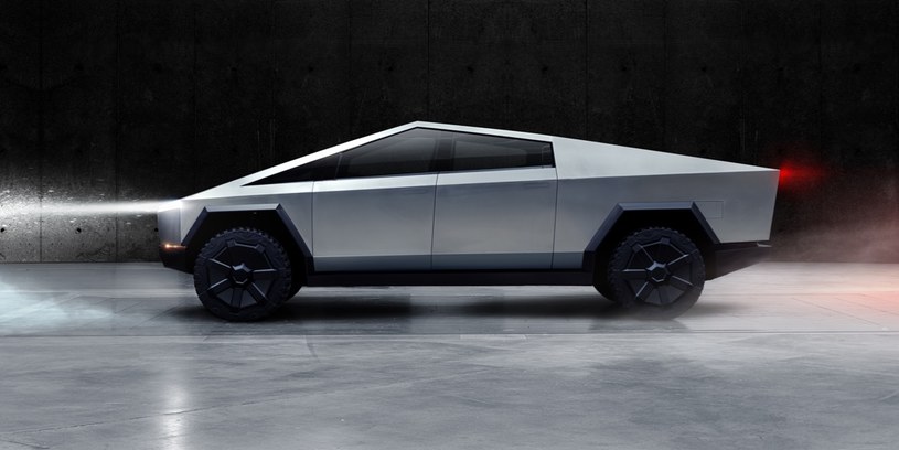 W ostatnich latach oglądaliśmy wiele różnych samochodów przyszłości, bo jak inaczej nazwać choćby auta autonomiczne, ale tak naprawdę tylko jeden z nich wygląda prawdziwie futurystycznie. ​A mowa o Tesli Cybertruck, którą właśnie możemy oglądać w akcji na nowym filmie. 