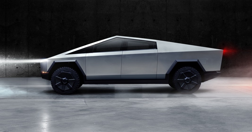 W ostatnich latach oglądaliśmy wiele różnych samochodów przyszłości, bo jak inaczej nazwać choćby auta autonomiczne, ale tak naprawdę tylko jeden z nich wygląda prawdziwie futurystycznie. ​A mowa o Tesli Cybertruck, którą właśnie możemy oglądać w akcji na nowym filmie. 