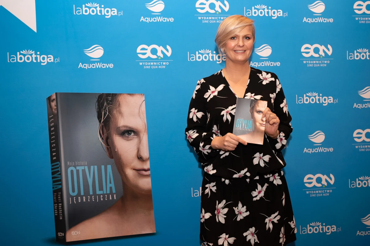 W środę do księgarń trafi biografia Otylii Jędrzejczak. Była pływaczka ma w dorobku olimpijskie złoto, medale mistrzostw świata czy Europy. Biła też rekordy globu. W książce szczerze opowiada nie tylko o swojej karierze, ale także o życiu prywatnym. A w tym nie brakowało tragedii i zawirowań. W rozmowie z RMF FM Jędrzejczak opowiedziała, dlaczego zdecydowała się na napisanie książki i na tak szczere wyznania.