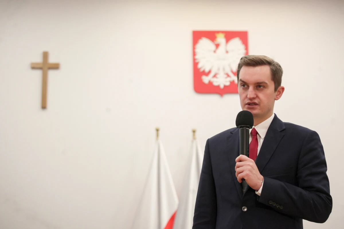 Wiceminister sprawiedliwości Sebastian Kaleta atakuje sędziego Pawła Juszczyszyna, któremu resort Zbigniewa Ziobry cofnął faksem delegację do Sądu Okręgowego w Olsztynie. Sędzia ten zażądał od Kancelarii Sejmu ujawnienia list poparcia pod kandydaturami do Krajowej Rady Sądownictwa. Po tym, jak cofnięto mu delegację, wydał mocne oświadczenie. "Prawo stron do rzetelnego procesu jest dla mnie ważniejsze od mojej sytuacji zawodowej. Sędzia nie może bać się polityków, nawet jeśli mają wpływ na jego karierę. Apeluję do koleżanek i kolegów sędziów, aby zawsze pamiętali o rocie ślubowania sędziowskiego, orzekali niezawiśle i odważnie" - powiedział.