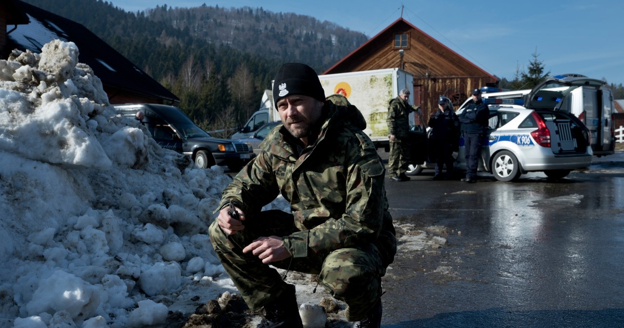 Trzeci sezon "Watahy" to bardziej gra w szachy, niż sceny akcji - zapowiada Leszek Lichota. Aktor zdradza również, że jego bohater, Rebrow, teraz rzadziej sięga po papierosy. Przyznaje: "kiedy mam na ujęciu zapalić i mamy kilka dubli, no to nie jestem tego w stanie znieść".
