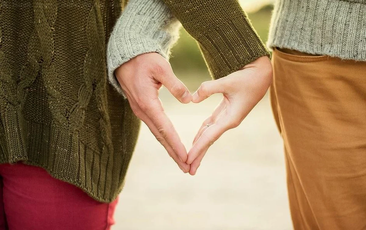 Niekoniecznie wielkie romantyczne uniesienia, ale zwykłe chwile miłości przeżywane na co dzień, także życzliwość i uwaga ze strony innych osób - to najbardziej nas uszczęśliwia, przekonują naukowcy z kilku amerykańskich uniwersytetów. Wyniki ich prac, wykonanych pod kierunkiem badaczy z Penn State Institute for Computational and Data Sciences (ICDS) publikuje w najnowszym numerze czasopismo "Personality and Individual Differences".