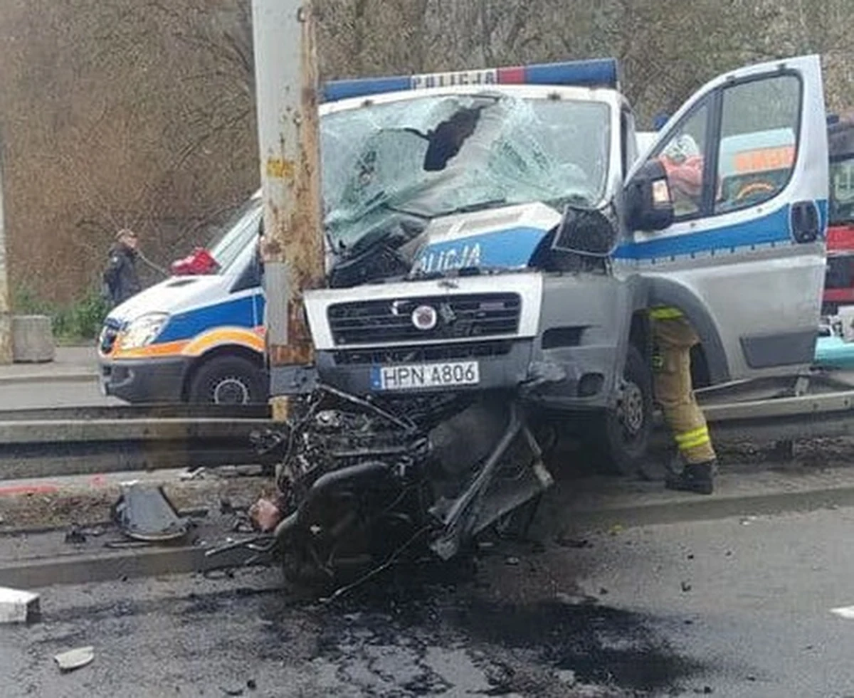 Wypadek z udziałem radiowozu w Gdyni. Na wysokości ulicy Swarzewskiej radiowóz jadący na interwencję zderzył się z autem osobowym, a potem uderzył w słup. 
