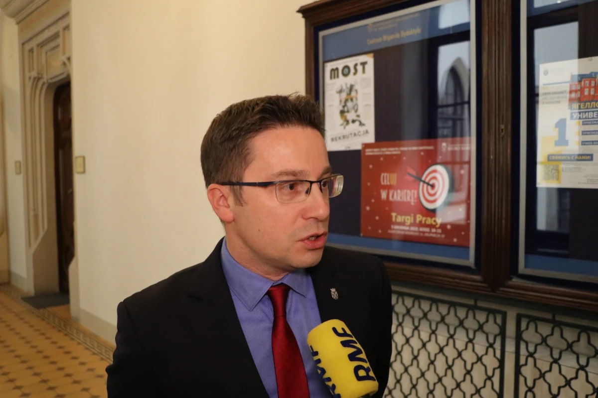 Kto zasiądzie w Belwederze, a kto w Białym Domu w przyszłym roku? Wybory prezydencie w Polsce i Stanach Zjednoczonych jeszcze daleko przed nami, ale już rozpoczynają się spekulacje i pierwsze próby przewidzenia rozwoju wydarzeń. Jakie są podobieństwa i różnice w sposobie wybierania głowy państwa w tych dwóch krajach? I jakie znaczenie mają sondaże przedwyborcze? Dyskusja na ten temat trwa na Uniwersytecie Jagiellońskim w Krakowie. 