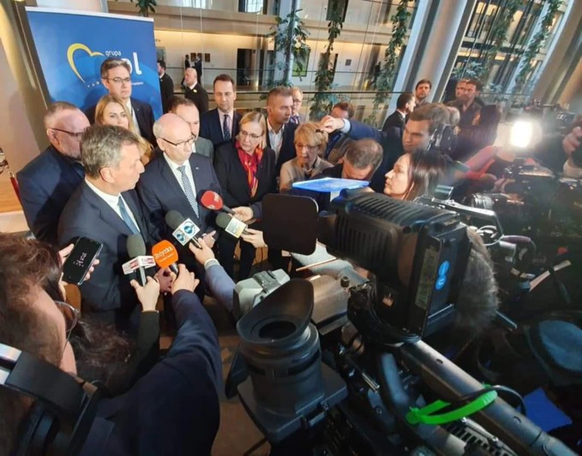 Europosłowie Platformy Obywatelskiej chcą zaskarżyć decyzję prokuratury, która umorzyła śledztwo ws. manifestacji z listopada 2017 r. w Katowicach. Jej uczestnicy powiesili na symbolicznych szubienicach zdjęcia europosłów głosujących za rezolucją Parlamentu Europejskiego ws. praworządności w Polsce.