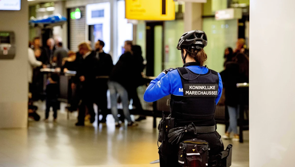 Holenderska policja zatrzymała dwóch mężczyzn podejrzewanych o planowanie samobójczego ataku terrorystycznego. Zamachowcy chcieli wykorzystać w tym celu kamizelki z ładunkami wybuchowymi oraz przynajmniej jeden samochód-pułapkę. 