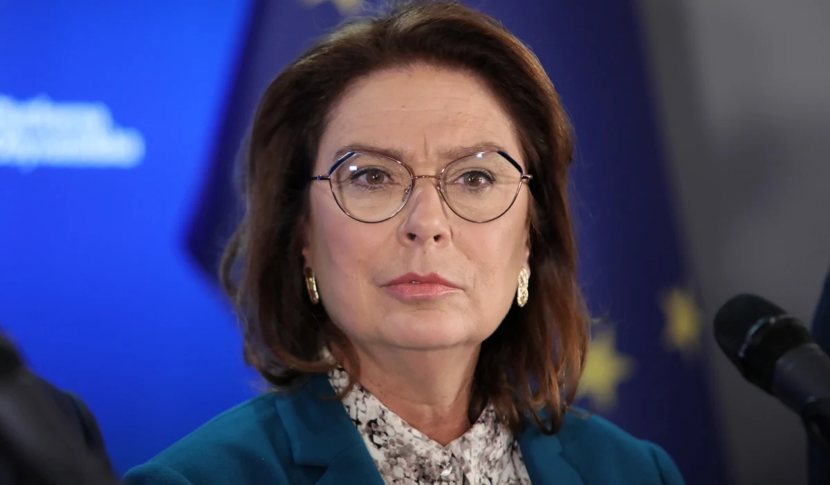 "Wszyscy mamy świadomość, że dziś Polska jest państwem podzielonym populistyczną kreską. Podsycanie atmosfery sztucznego zagrożenia głęboko dotyka nasz kraj" – napisała w liście do członków Platformy Obywatelskiej wicemarszałek Sejmu Małgorzata Kidawa-Błońska. "PiS wraz z koalicjantami jawnie obchodzi reguły życia społecznego i politycznego, niszczy najlepszy dorobek młodej polskiej demokracji. Ogranicza wybór i narzuca swój sposób życia pod groźbą napiętnowania. A jednocześnie sami łamią prawo i zasady uczciwości. Taka manifestacja barbarzyńskiej siły to jednak dowód bezradności, bo większość Polek i Polaków odrzuca ich mroczną wizję Polski. Nas jest więcej!" – podkreśliła. 