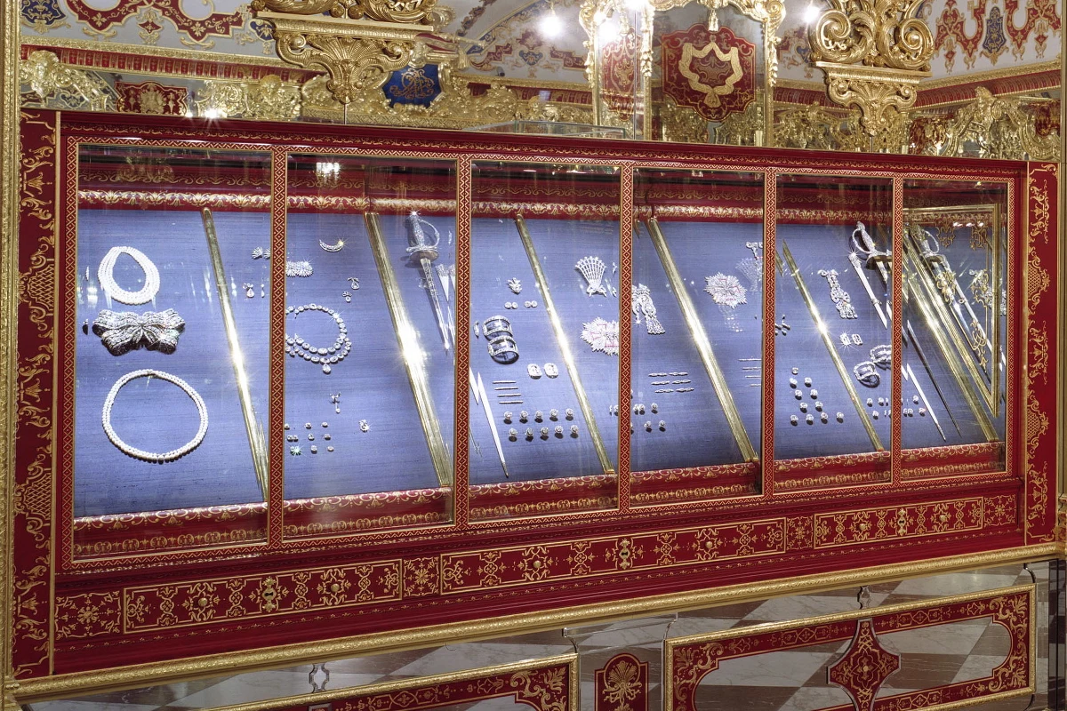 Złodzieje, którzy w poniedziałek nad ranem rozbili toporkami witrynę z precjozami w pomieszczeniu zwanym Zielone Sklepienie w drezdeńskim zamku, skradli mniej, niż się obawiano. Skarbiec Augusta Mocnego nie został ogołocony, większość dzieł ocalało – oświadczyła we wtorek po południu dyrektor generalna drezdeńskich zbiorów Marion Ackermann. 