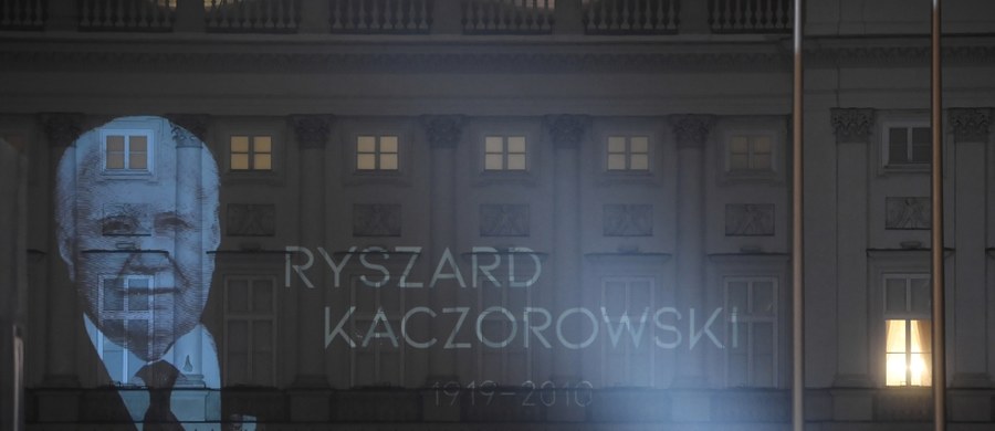 Na fasadzie Pałacu Prezydenckiego wyświetlono we wtorek wizerunek Ryszarda Kaczorowskiego. W ten sposób uczczono setną rocznicę urodzin ostatniego prezydenta RP na uchodźstwie.