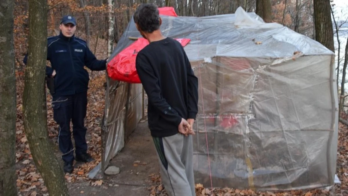 W Dobczycach koło Krakowa w lesie koczuje 60-latek z Korei Południowej. Mężczyzna twierdzi, że prowadzi koczowniczy tryb życia z własnej woli.