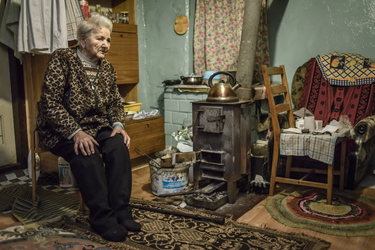 "Raport o Biedzie nie powstał, by kogokolwiek zaskoczyć. Mówi o rzeczach, o których - jako społeczeństwo - zazwyczaj doskonale wiemy. I codziennie wkładamy mnóstwo wysiłku, żeby wiedzę tę ignorować" - piszą wolontariusze Szlachetnej Paczki we wstępie do raportu. Powstał on po to, żeby pokazać skalę zjawiska. Być może nie myślimy o tym, robiąc zakupy, czy zastanawiając się nad kupnem kolejnej pary butów. 