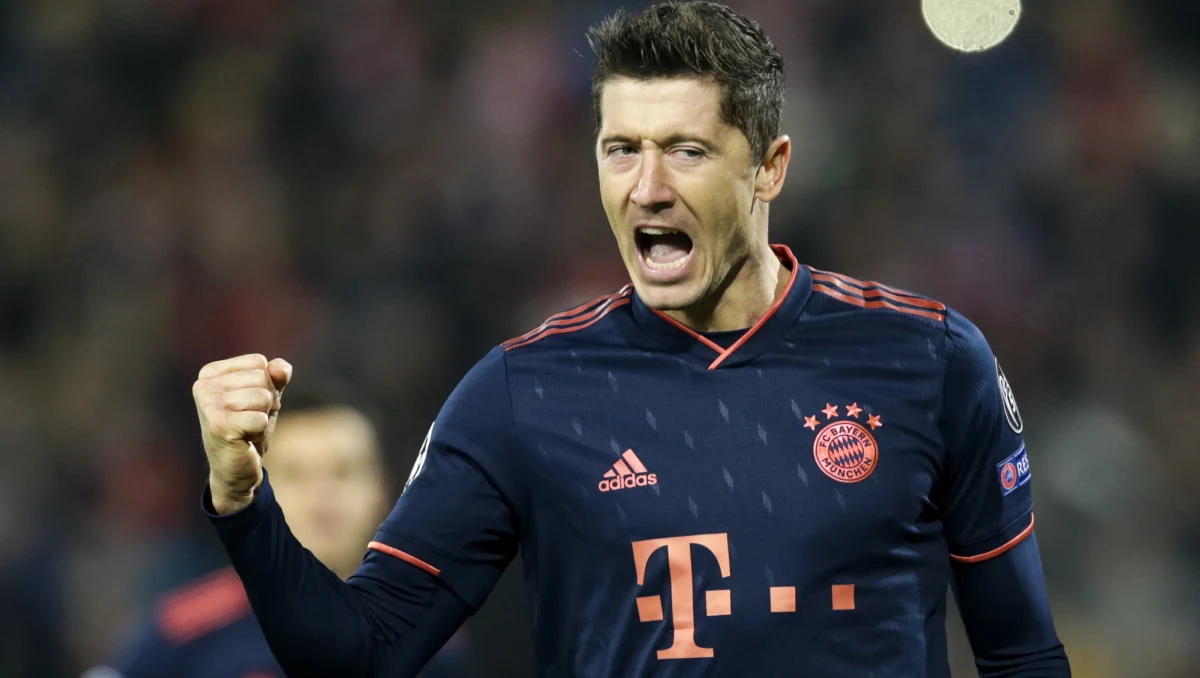 "To było coś wyjątkowego" - powiedział Robert Lewandowski po zdobyciu czterech goli w odstępie zaledwie 15 minut we wtorkowym meczu Bayernu Monachium z Crveną Zvezdą Belgrad. Tak szybko strzelić cztery bramki w Lidze Mistrzów nie udało się wcześniej nikomu.
