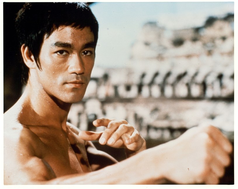 Bruce Lee - aktor i mistrz sztuk walki, zadziwiał zręcznością i elastycznością swojego ciała. Aczkolwiek miał jedną wadę - był krótkowidzem. Zawsze nosił okulary lub soczewki kontaktowe.