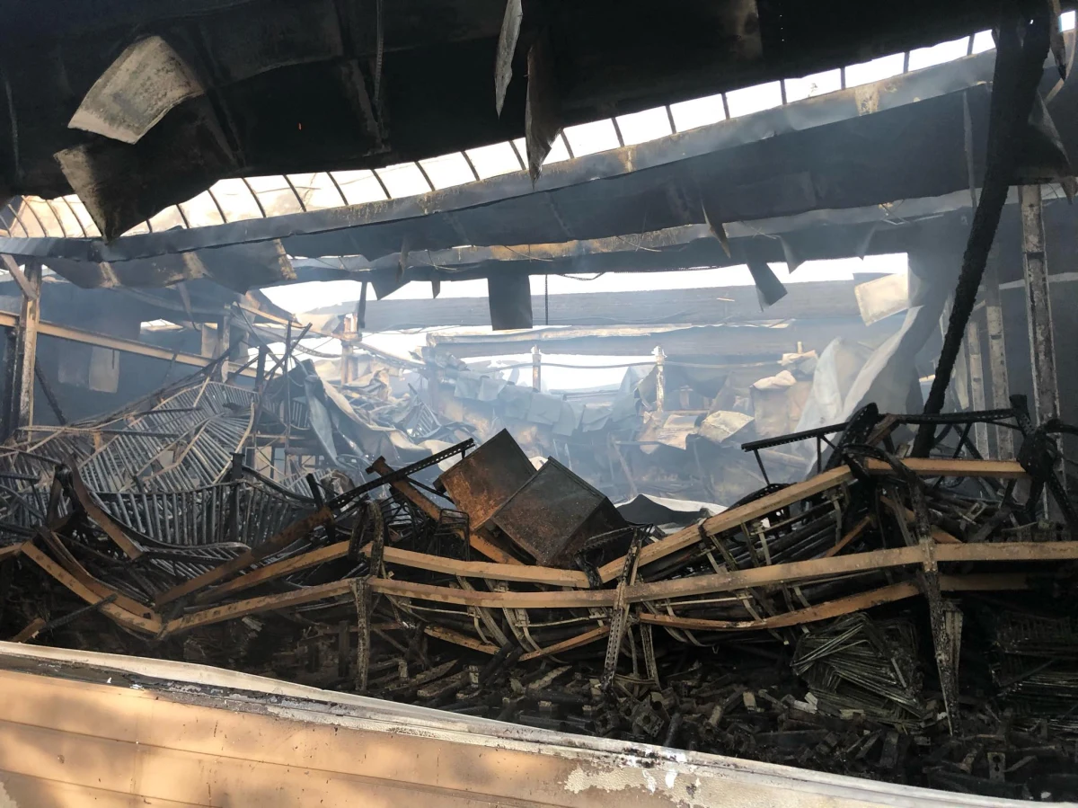 W nocy wybuchł pożar w hali zakładu produkującego meble przy ul. Górniczej w Turku w Wielkopolsce. Ogień udało się już opanować. Akcji nie ułatwiało zawalenie się dachu budynku. Na szczęście nikomu nic się nie stało. 