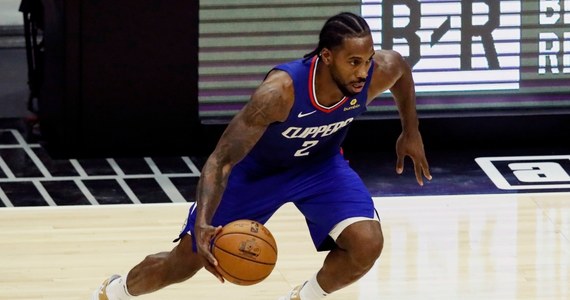 Los Angeles Clippers pokonali zdecydowanie na wyjeździe Dallas Mavericks 114:99. Młoda gwiazda drużyny z Teksasu - Luka Doncic trafił zaledwie cztery z 14 rzutów z gry, a do zwycięstwa drużynę Clippers poprowadził duet Kawhi Leonard - Paul George.