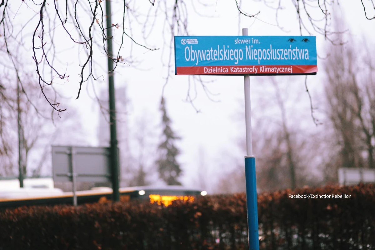 W nocy aktywiści Extinction Rebellion Polska „zmienili” nazwy ulic w Warszawie. W skutek happeningu Ministerstwo Klimatu znalazło się pomiędzy ulicami Suszy, Uchodźców Klimatycznych i Dekarbonizacji.