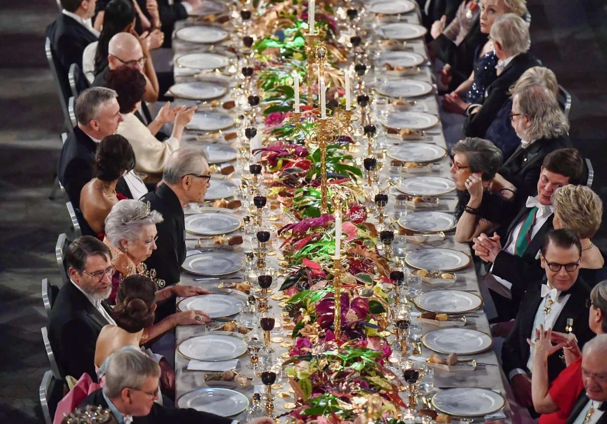 Wykwintne menu, śmietanka towarzyska, tańce i... rekordowe oglądalności telewizyjnych transmisji. To noblowski bankiet - jedna z najsławniejszych imprez na świecie. Laureaci podejmowani są przez rodzinę królewską w sali niebieskiej sztokholmskiego ratusza.