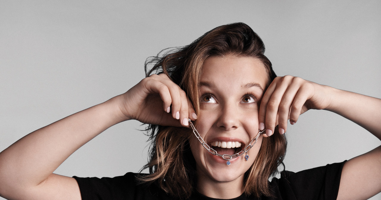 Millie Bobby Brown, nastoletnia aktorka i modelka, znana przede wszystkim z roli Jedenastki w serialu "Stranger Things", wystąpiła w sesji zdjęciowej dla modowego magazynu "W", wystylizowana na Rachel Green z serialu "Przyjaciele".