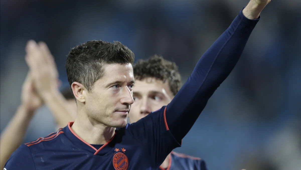 Robert Lewandowski znów bije kolejny rekord. Polak po raz drugi w historii swoich występów w Lidze Mistrzów zdobył cztery bramki. We wtorkowym meczu przeciwko Crvenej Zvezdzie Belgrad Polak zrobił to w rekordowym czasie - 14 min. i 31 sek. Nikt wcześniej tak szybko nie skompletował 4 trafień. To, co w tym sezonie wyprawia kapitan reprezentacji jest nieprawdopodobne. Zdobył 27 goli we wszystkich rozgrywkach w 20 spotkaniach.