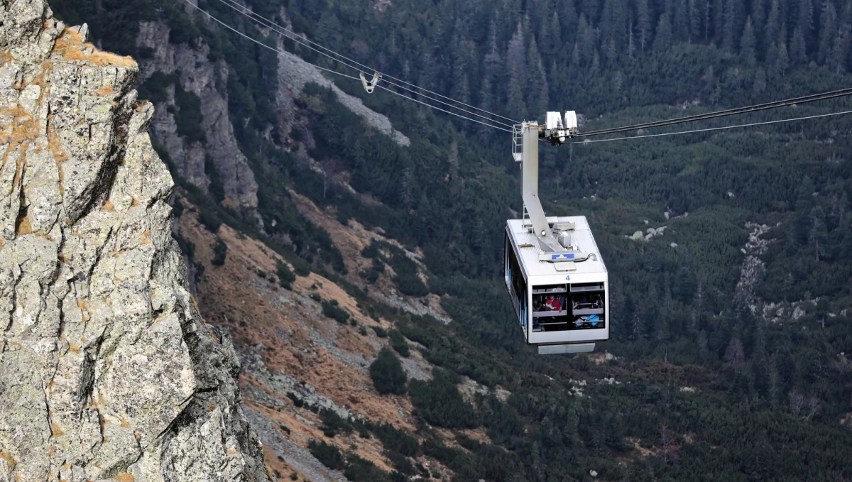 Wiejący w środę w Tatrach wiatr halny, osiąga w porywach prędkość przekraczającą 100 km/h. Z tego powodu wstrzymano kursowanie kolejki linowej wożącej turystów na Kasprowy Wierch.