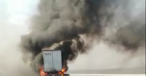 Pożar naczepy ciężarówki na małopolskim odcinku autostrady A4. Do zdarzenia doszło między węzłami Tarnów Centrum - Tarnów Mościcie. 