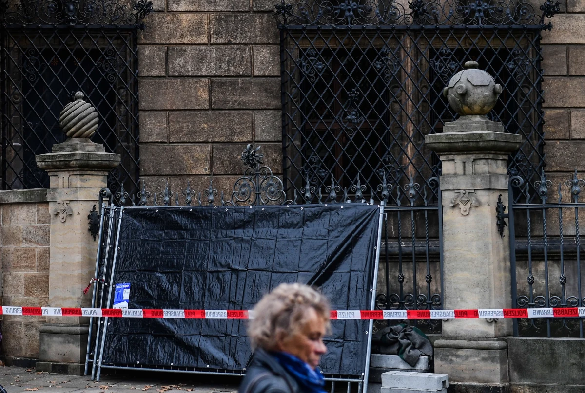 Już ponad 90 osób przesłało niemieckiej policji nagrania i zdjęcia, na których - zdaniem autorów - widać sprawców napadu rabunkowego na skarbiec na zamku w Dreźnie. Z Zielonej Krypty zniknęła bezcenna biżuteria z czasów Augusta Mocnego. Jak poinformowała w środę saksońska policja, dwa dni po zuchwałym napadzie nadal nie znaleziono tropu 
prowadzącego do złodziei. 