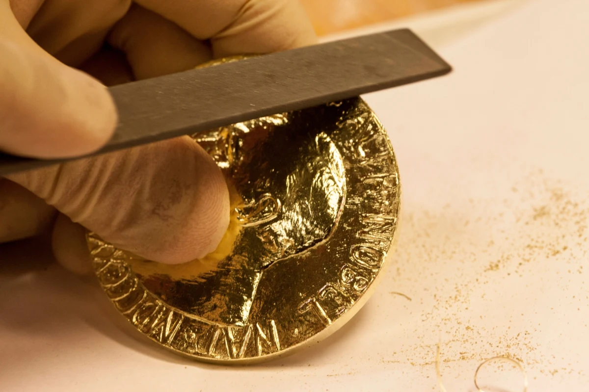 Laureatka literackiego Nobla Olga Tokarczuk, zanim 10 grudnia odbierze z rąk króla Szwecji Karola XVI Gustawa złoty medal oraz dyplom, od piątku będzie brała udział w wydarzeniach Tygodnia Noblowskiego w Sztokholmie. Już dziś pojawi się na konferencji prasowej laureatów Literackiej Nagrody Nobla. Nagrody Nobla są wręczane laureatom zawsze w rocznicę śmierci jej fundatora Alfreda Nobla 10 grudnia. W Szwecji ten dzień nazywany jest Dniem Nobla. Uroczystość ta odbywa się w Sztokholmie, w przypadku Pokojowej Nagrody Nobla w Oslo. Laureaci przyjeżdżają do stolicy Szwecji już kilka dni wcześniej, wraz z rodzinami, i biorą udział w wydarzeniach poprzedzających zwanych tygodniem noblowskim. Jego zwieńczeniem jest bankiet, który budzi międzynarodowe zainteresowanie. 