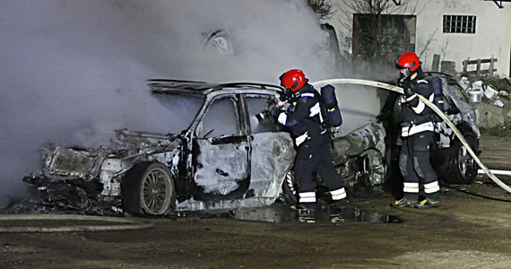 Osiem aut, stojących na parkingu przy warsztacie samochodowym, spłonęło w środę w nocy w Elblągu. Według wstępnych ustaleń policji, powodem pożaru było podpalenie.