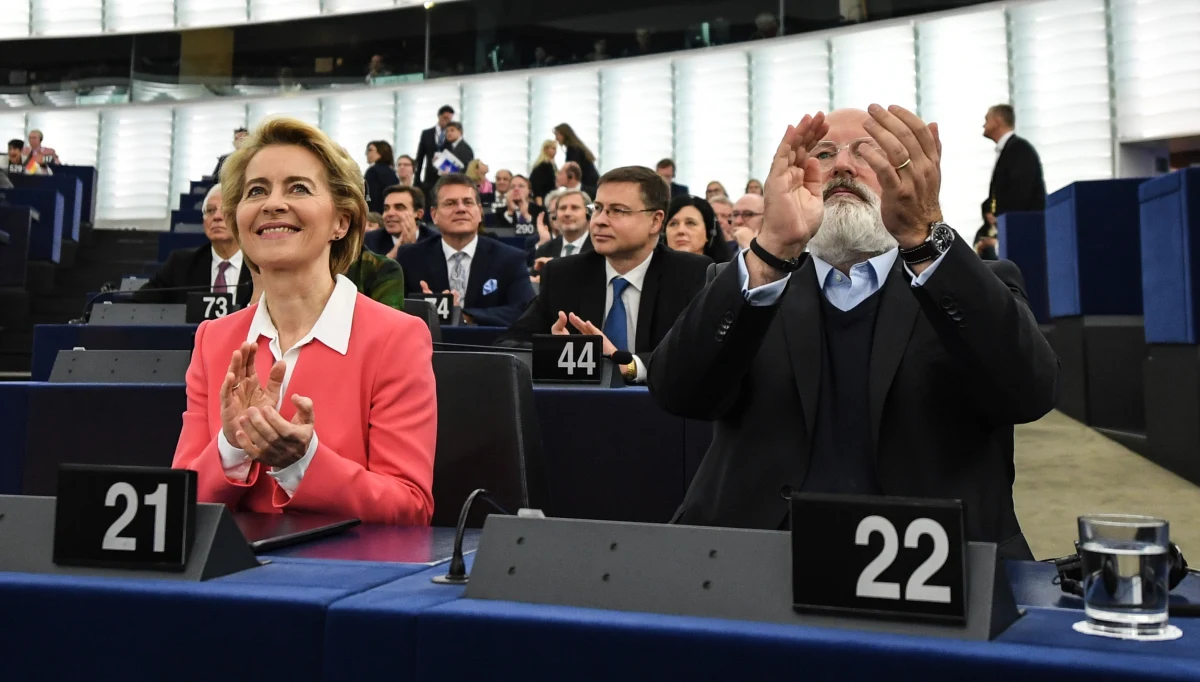 "Liczę, że Komisja Europejska pod przewodnictwem (Ursuli) von der Leyen (…) załagodzi konflikt między Wschodem a Zachodem i że będzie wyraźnie różniła się od poprzedniej" - powiedział dziennikarzom w Parlamencie Europejskim w Strasburgu europoseł PiS Ryszard Legutko. Odchodzącą KE ocenił jako najgorszą w historii.