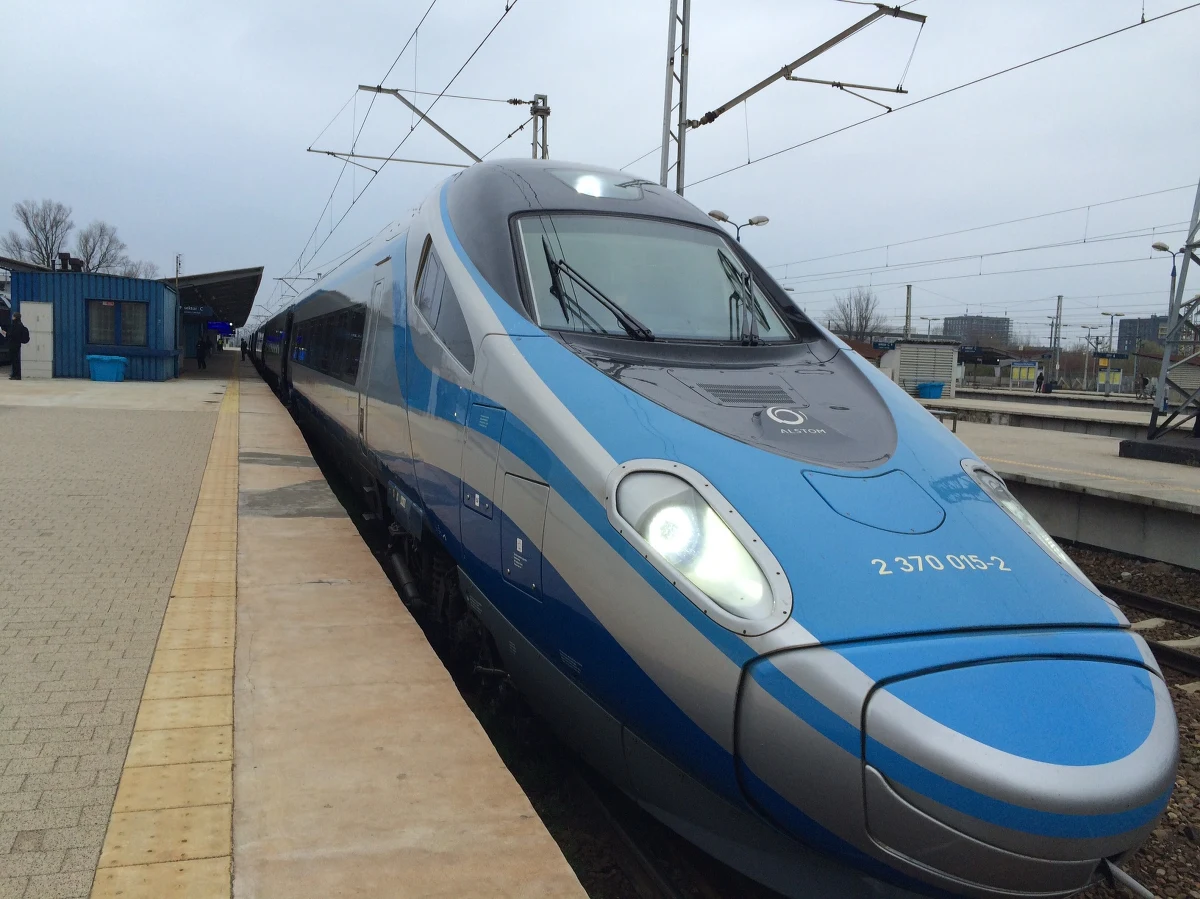 PKP Intercity zakończyło montaż bezprzewodowej łączności wi-fi w pociągach Pendolino kursujących po Polsce - poinformował prezes PKP Intercity Marek Chraniuk. Urządzenia zamontowano w 19 składach.