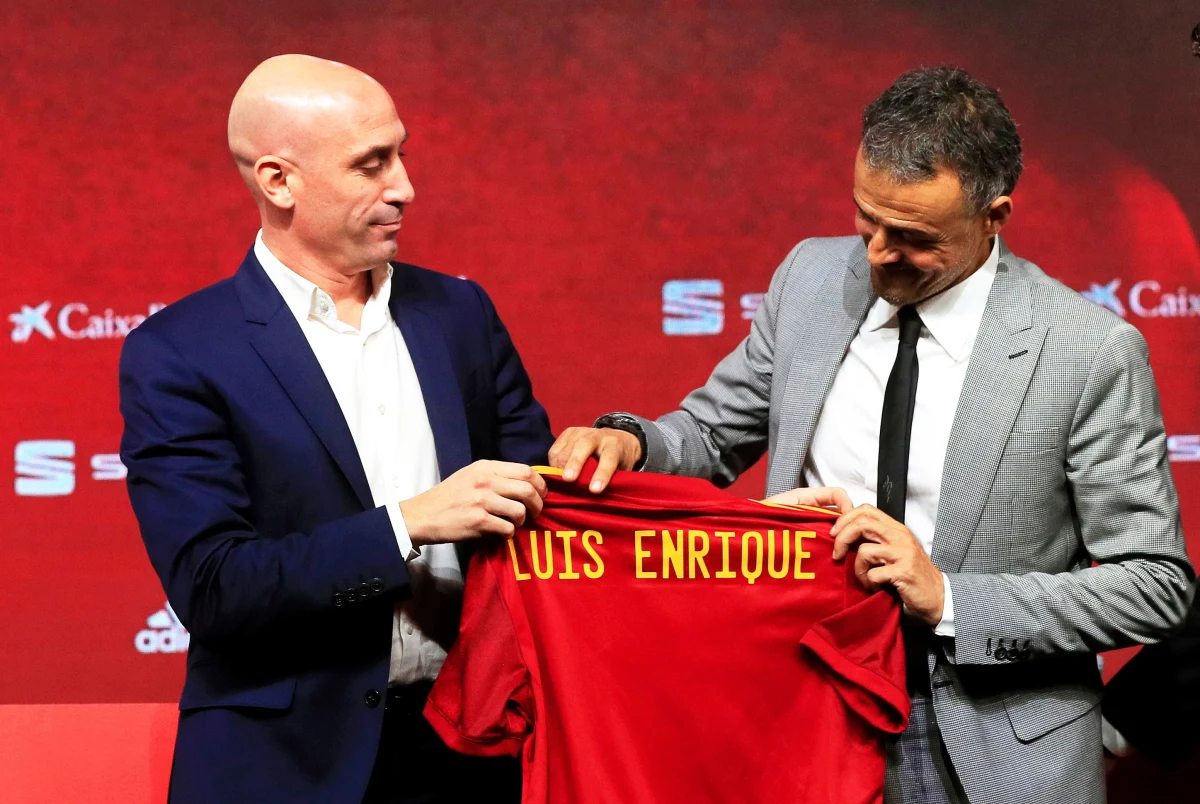 Luis Enrique krótko po swoim powrocie na stanowisko selekcjonera reprezentacji Hiszpanii zwolnił Roberta Moreno - wieloletniego asystenta, który zastąpił go na kilka miesięcy. Jako powód podał jego brak lojalności. 