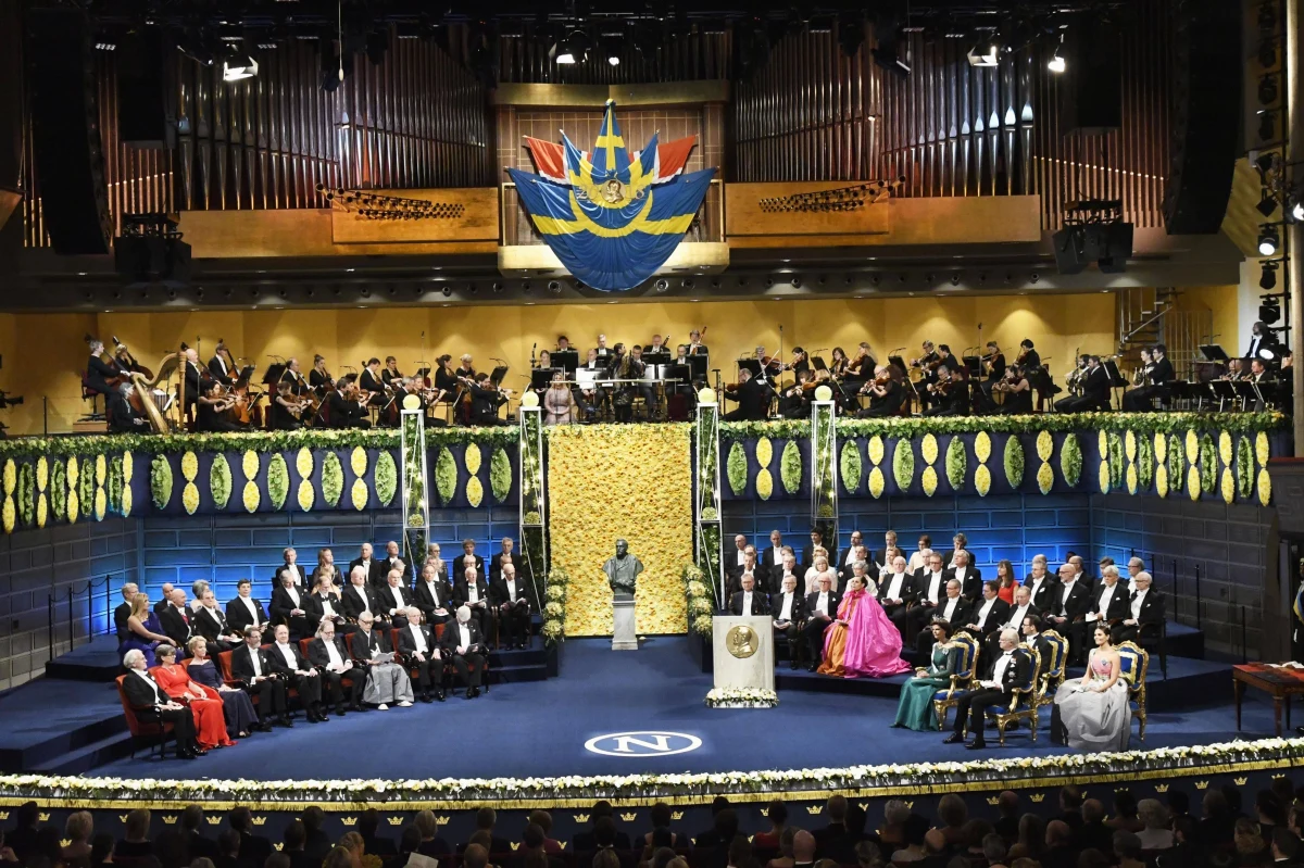 To w sztokholmskiej filharmonii od 1926 roku 10 grudnia, w rocznicę śmierci Alfreda Nobla, wręczane są ufundowane przez niego nagrody. Laureaci odbierają z rąk króla złote medale, dyplomy oraz pokaźne czeki. 