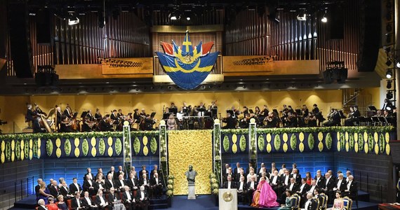 To w sztokholmskiej filharmonii od 1926 roku 10 grudnia, w rocznicę śmierci Alfreda Nobla, wręczane są ufundowane przez niego nagrody. Laureaci odbierają z rąk króla złote medale, dyplomy oraz pokaźne czeki. 