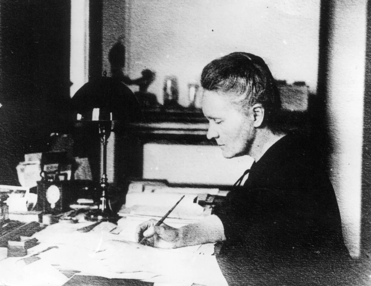 27 listopada 1895 roku Alfred Nobel złożył podpis na swoim testamencie. Testamencie, który stał się sensacją na skalę światową. Szwedzki wynalazca i bogacz spadkobiercom pozostawił nikłą część swojego majątku. Fortunę przeznaczył na ufundowanie nagród w takich dziedzinach jak fizyka, chemia, medycyna, literatura i za wysiłek pokładany w pokój. Nagrody Nobla są wręczane od 1901 roku. 