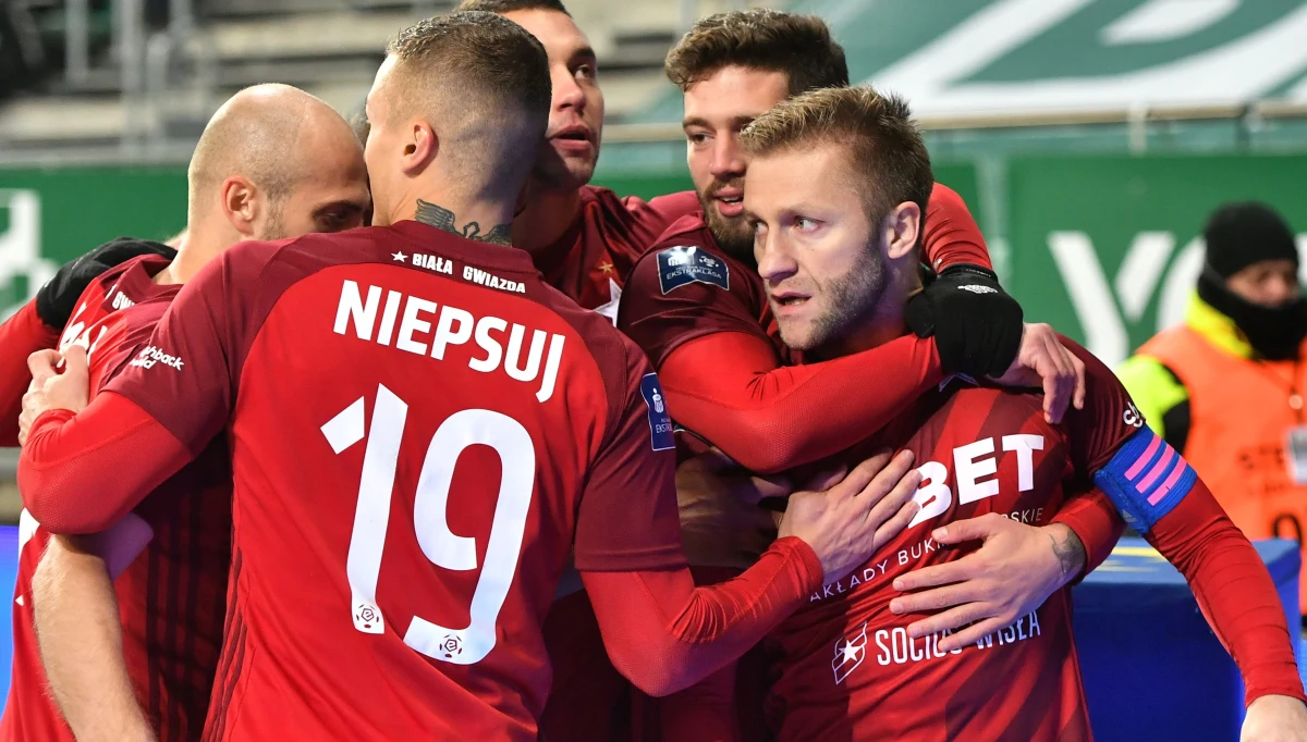 Władze Wisły Kraków nie zamierzają bezradnie czekać, aż drużyna piłkarska spadnie z ekstraklasy. Dzisiaj podpisano kontrakt z reprezentantem Kazachstanu Grigorijem Żukowem, a także zaprezentowano nowego sponsora - firmę Nowak-Mosty.